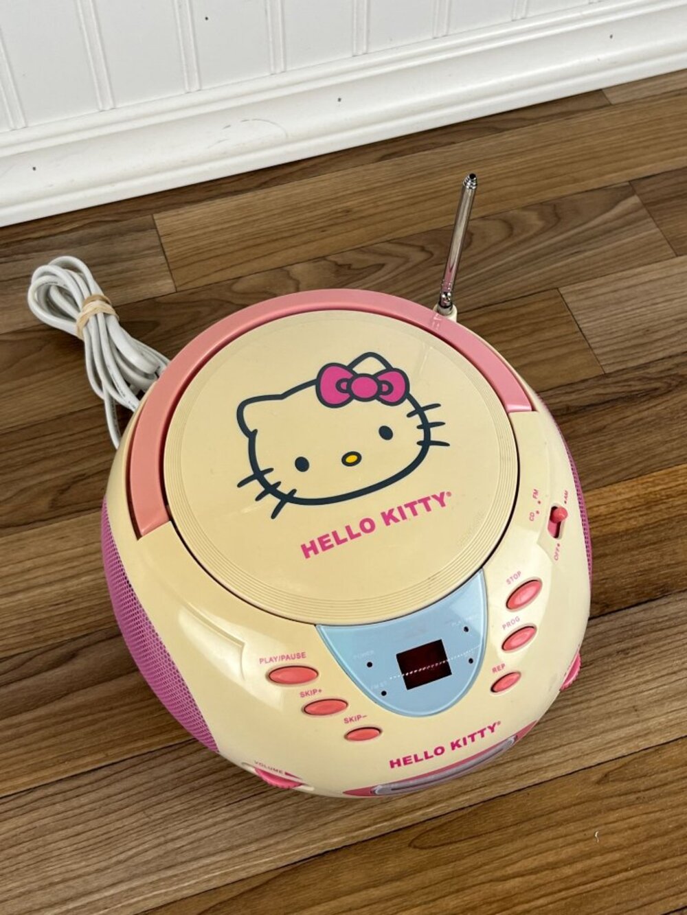 Hello Kitty Pink KT2024A Stereo AM /FM CD Player Boombox Radio For Parts Read. - Picture 4 of 10